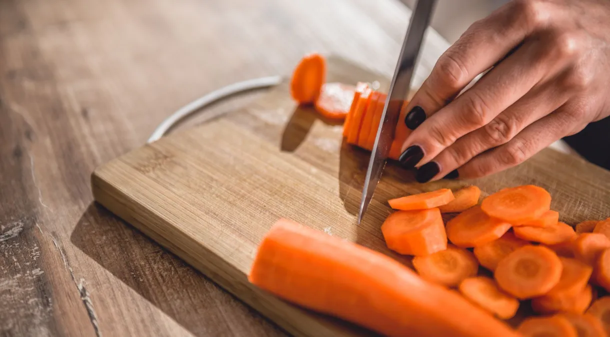 Comer cenoura traz benefícios para toda a saúde, dizem nutricionistas