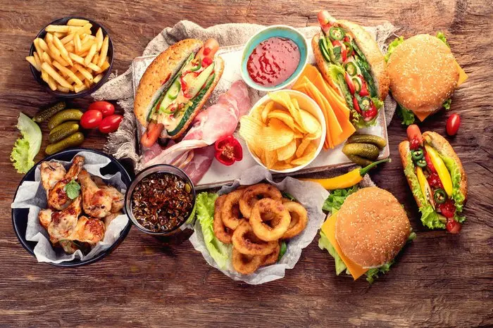 Alimentos ultraprocessados podem levar a câncer em sistema digestório, diz estudo