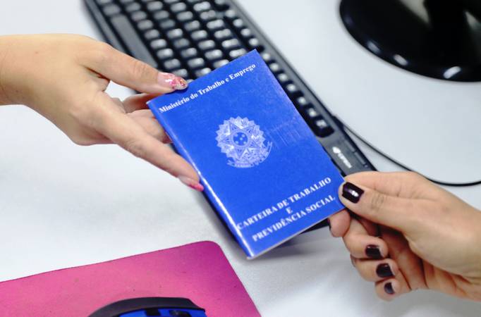 Projeto proíbe demitir vítima de violência doméstica por até um ano após medida protetiva de urgência