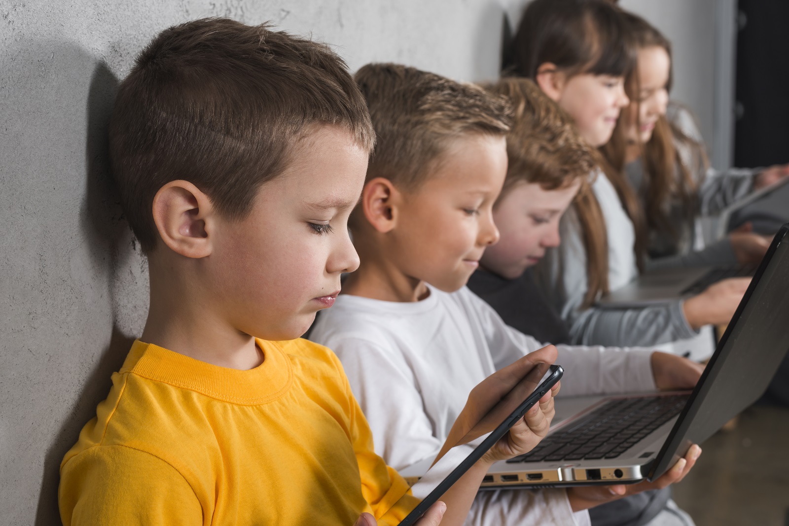 Especialistas cobram regulação e atuação de plataformas digitais para garantir proteção de crianças e adolescentes