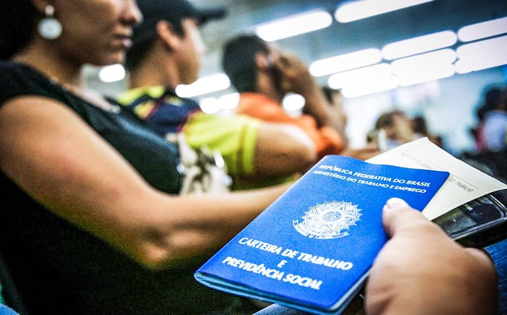Desemprego cai a 6,9% e é o menor em dez anos, indica IBGE