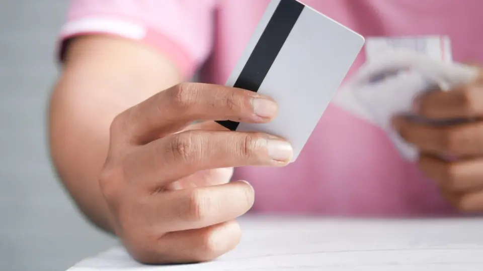 Taxa média do juro cai, mas rotativo do cartão de crédito dispara para o maior nível de 2024