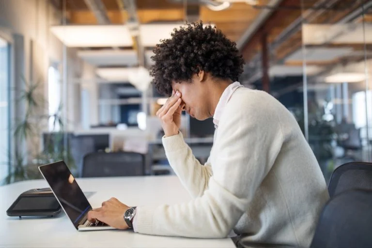 Saúde mental no trabalho: 1 em cada 4 profissionais brasileiros é triste, diz Gallup