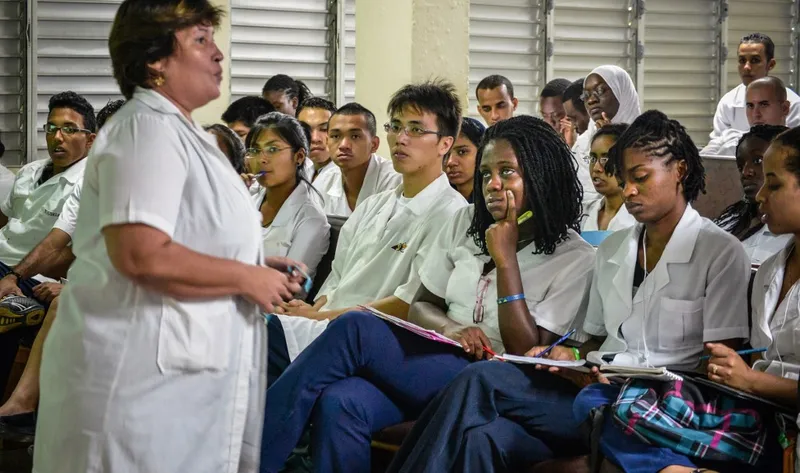 Médicos brasileiros lançam campanha de solidariedade com Cuba