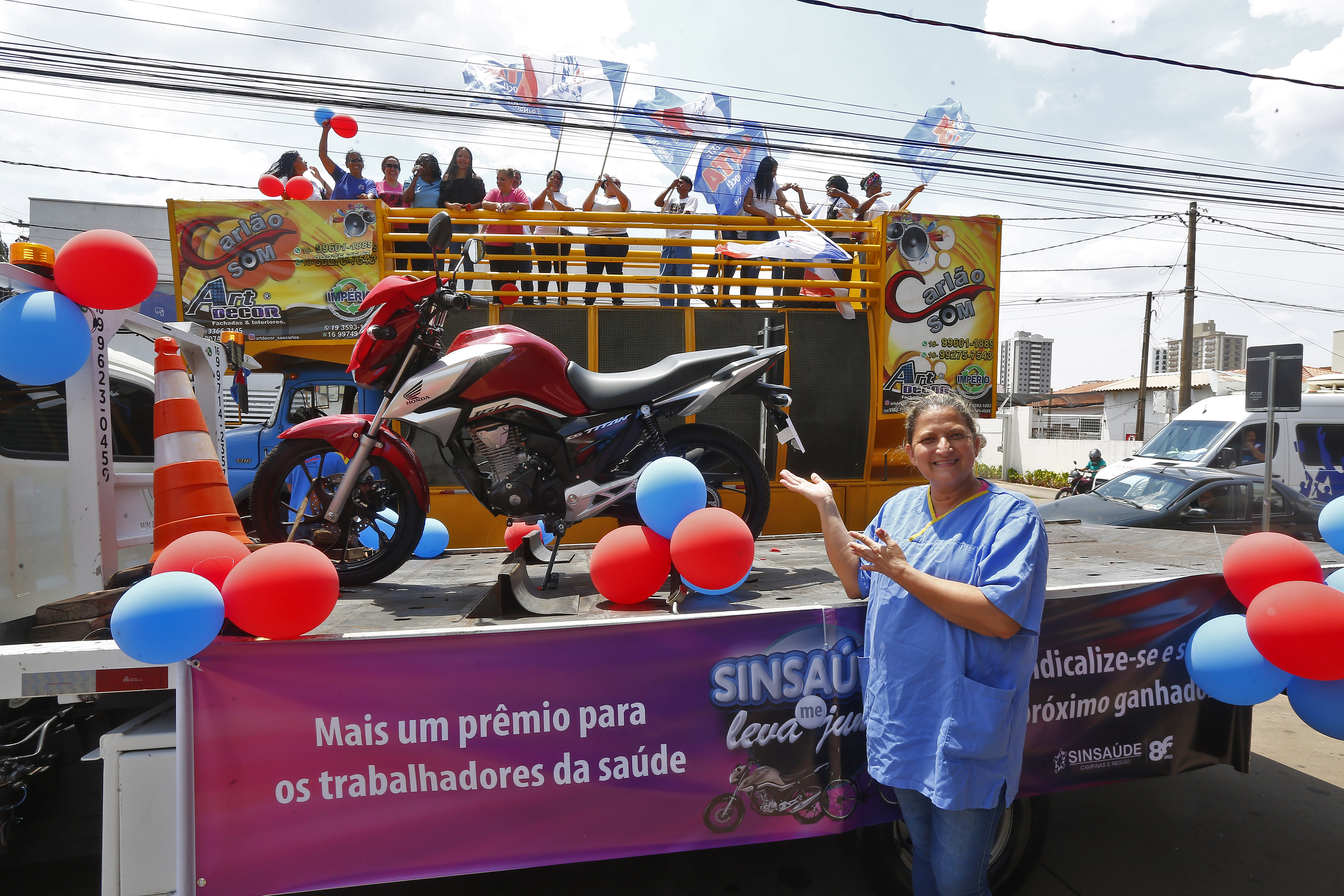 Sinsaúde premia mais uma moto 0km para trabalhadora de Araraquara