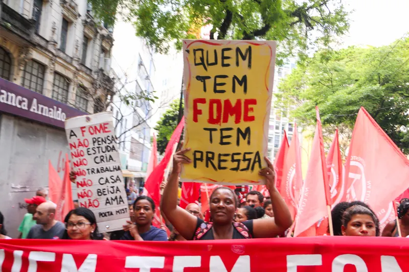  'São Paulo não pode admitir uma fome desse tamanho', protesta manifestante no Dia Mundial da Alimentação