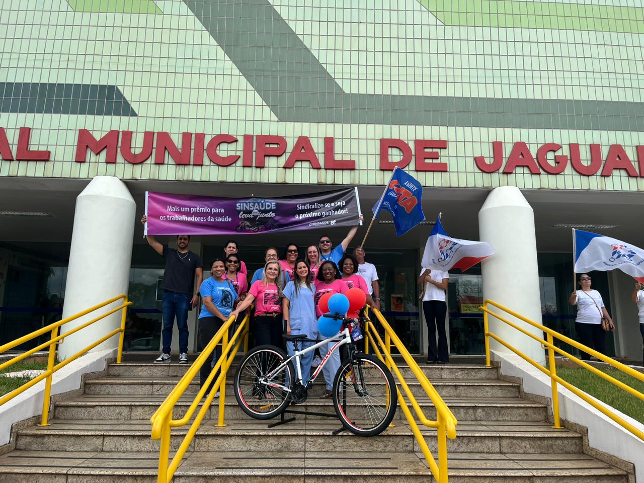 Sinsaúde agita sindicalização no Circuito das Águas e entrega prêmio em Jaguariúna