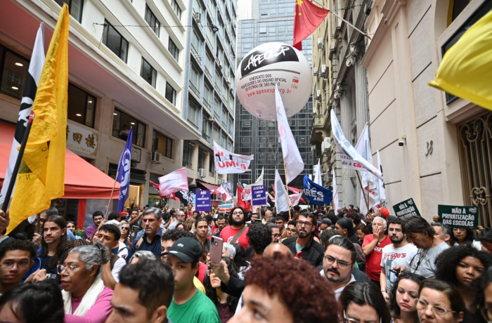 Professores de SP podem entrar em greve contra a privatização de escolas públicas