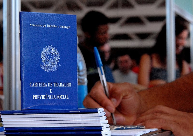 Desemprego cai para 6,4% entre julho e setembro, diz IBGE