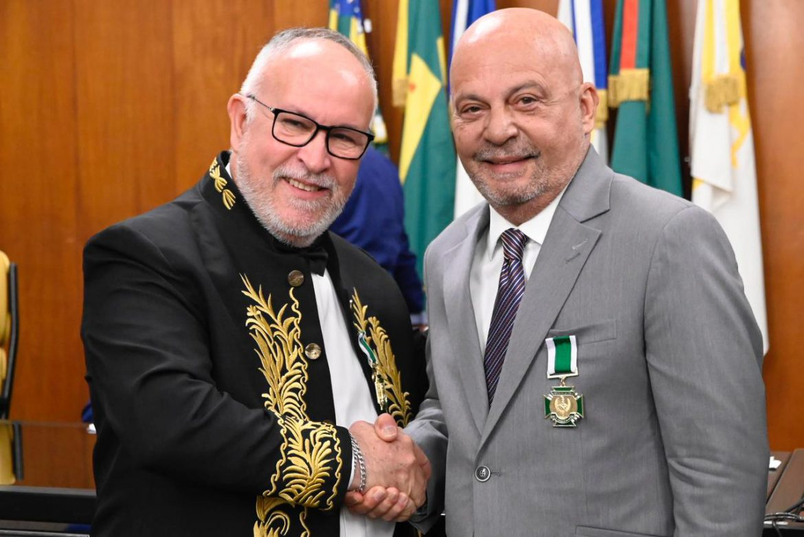 ABRASCI homenageia Roberto Santiago com a "Medalha Heróis da Saúde" em cerimônia solene