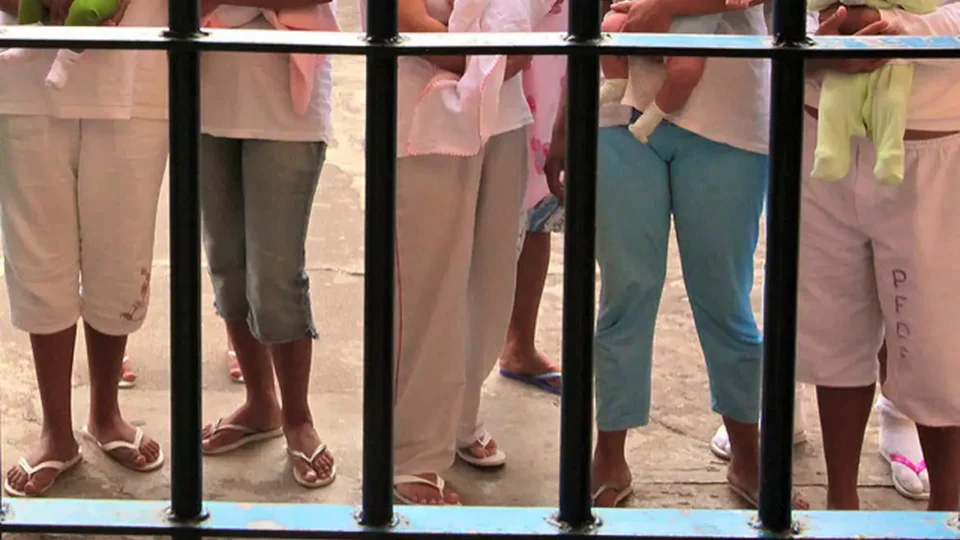 Deputados votam contra ter papel higiênico e absorventes nos presídios femininos