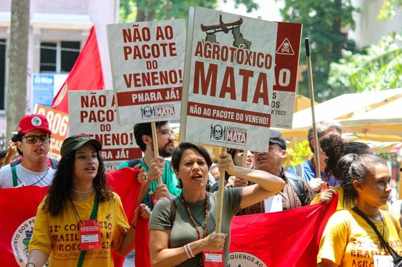 Com contaminação em alta no Brasil, envenenamento por agrotóxicos mata 300 mil por ano no mundo