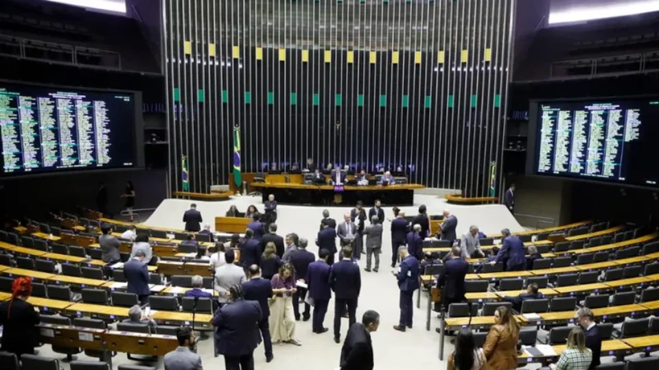 Deputados retomam votação do pacote de corte de gastos; salário mínimo e abono estão na pauta