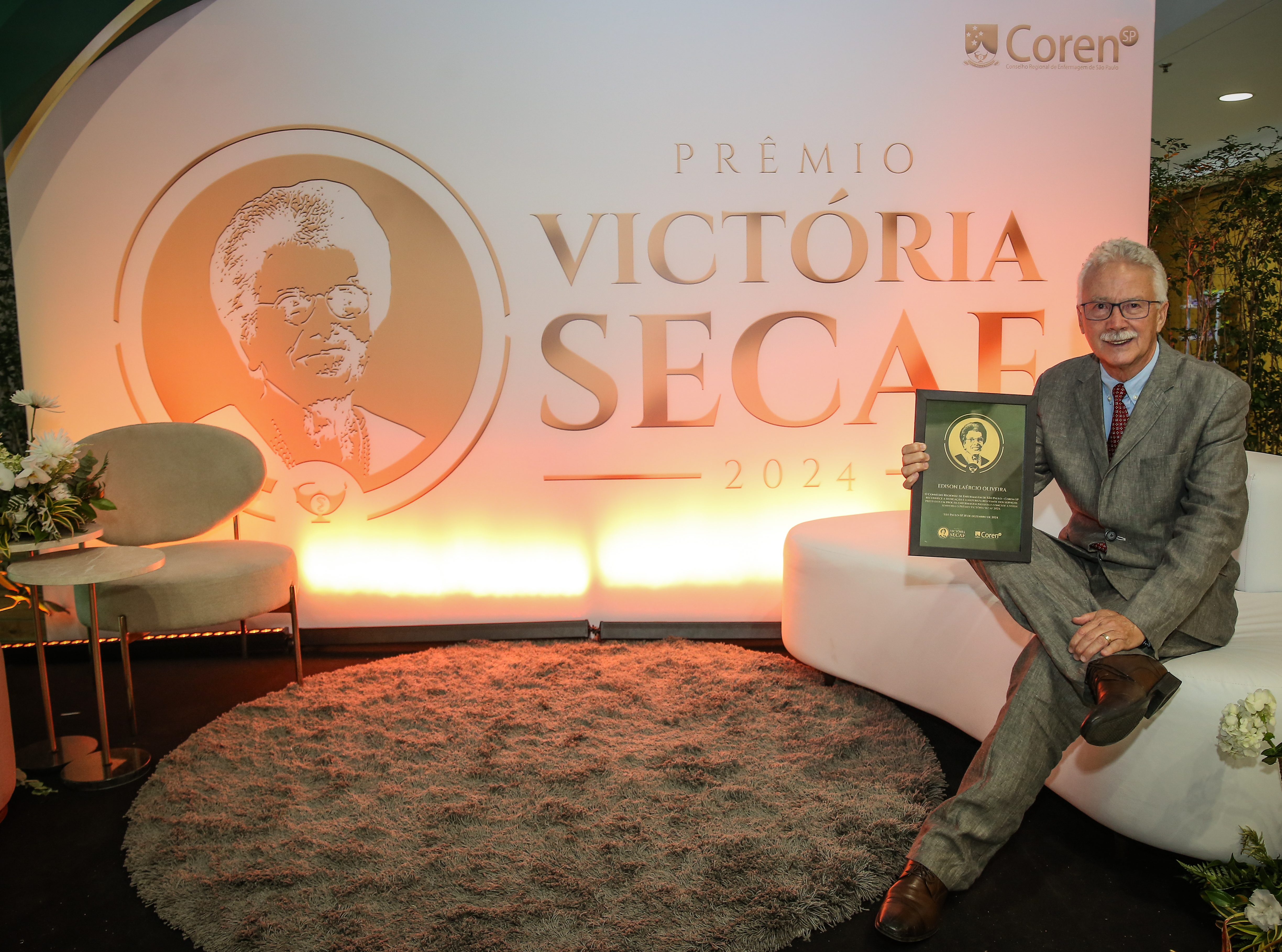 Presidente da Federação é homenageado pelo Coren-SP com o prêmio Victória Secaf
