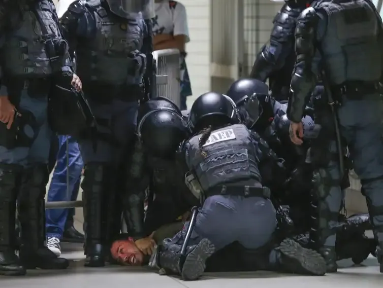  Maioria dos brasileiros tem mais medo do que confiança na polícia, aponta Datafolha