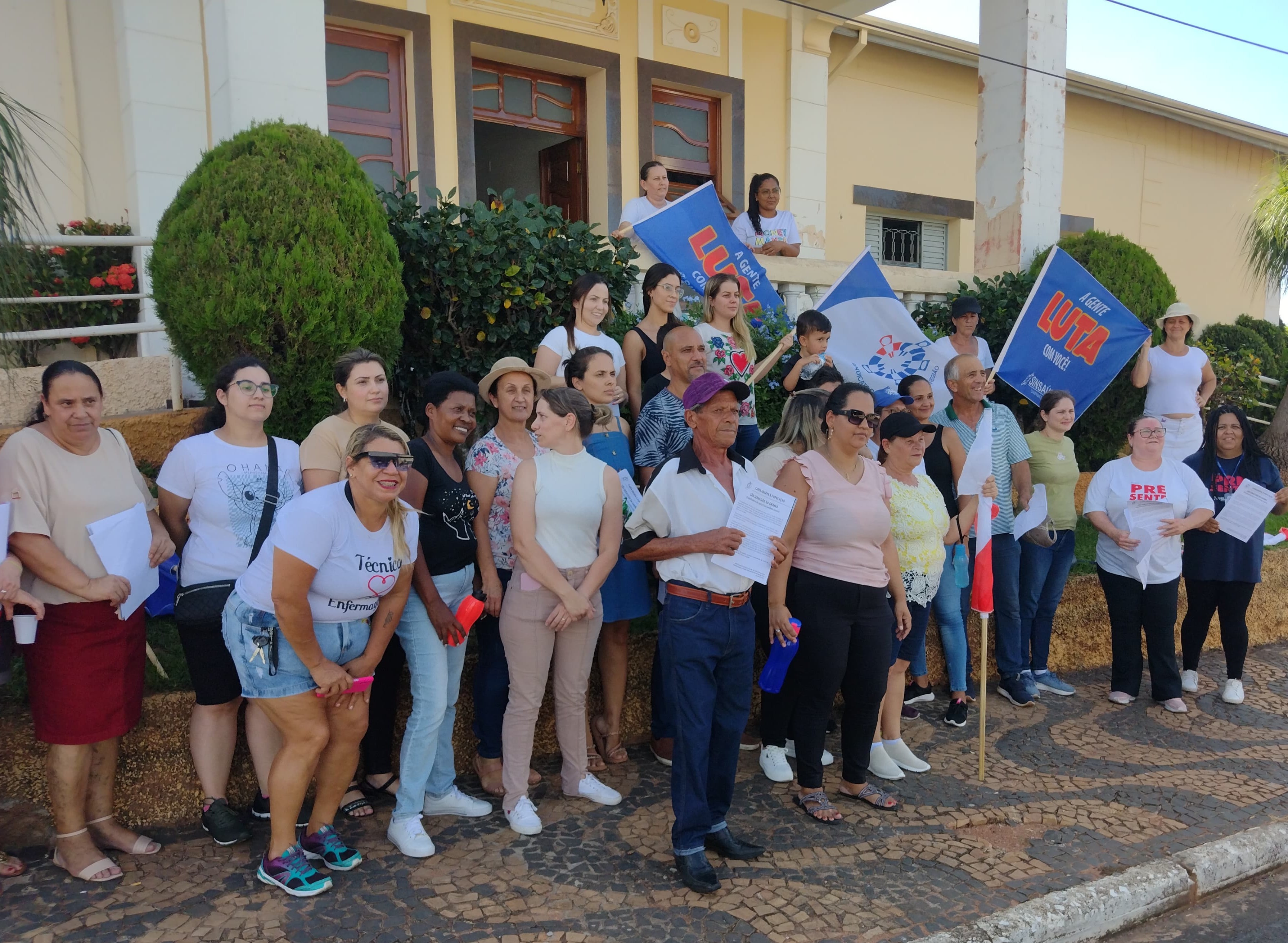 Trabalhadores da Santa Casa de São Sebastião da Grama protestam contra atraso nos salários