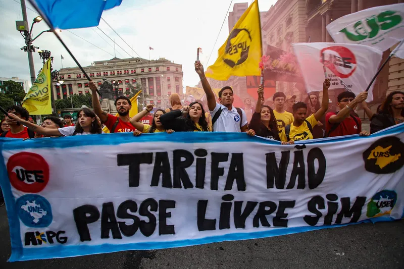  Estudantes protestam no centro de São Paulo contra o aumento das passagens