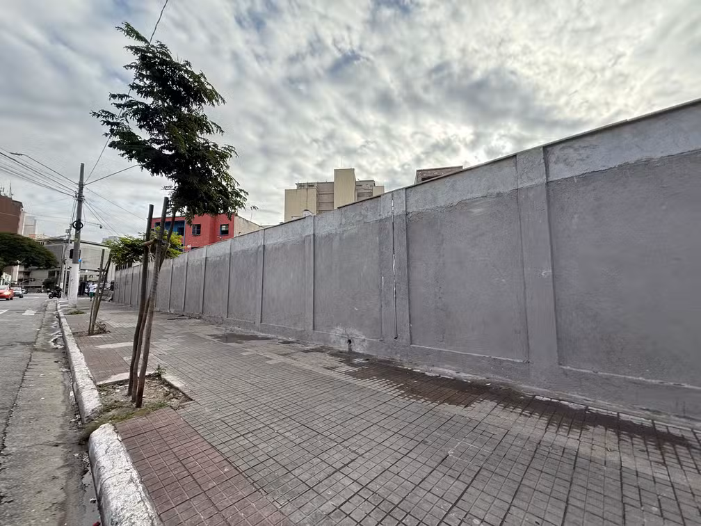  Prefeitura de SP constrói muro de 40 metros de extensão e confina Cracolândia