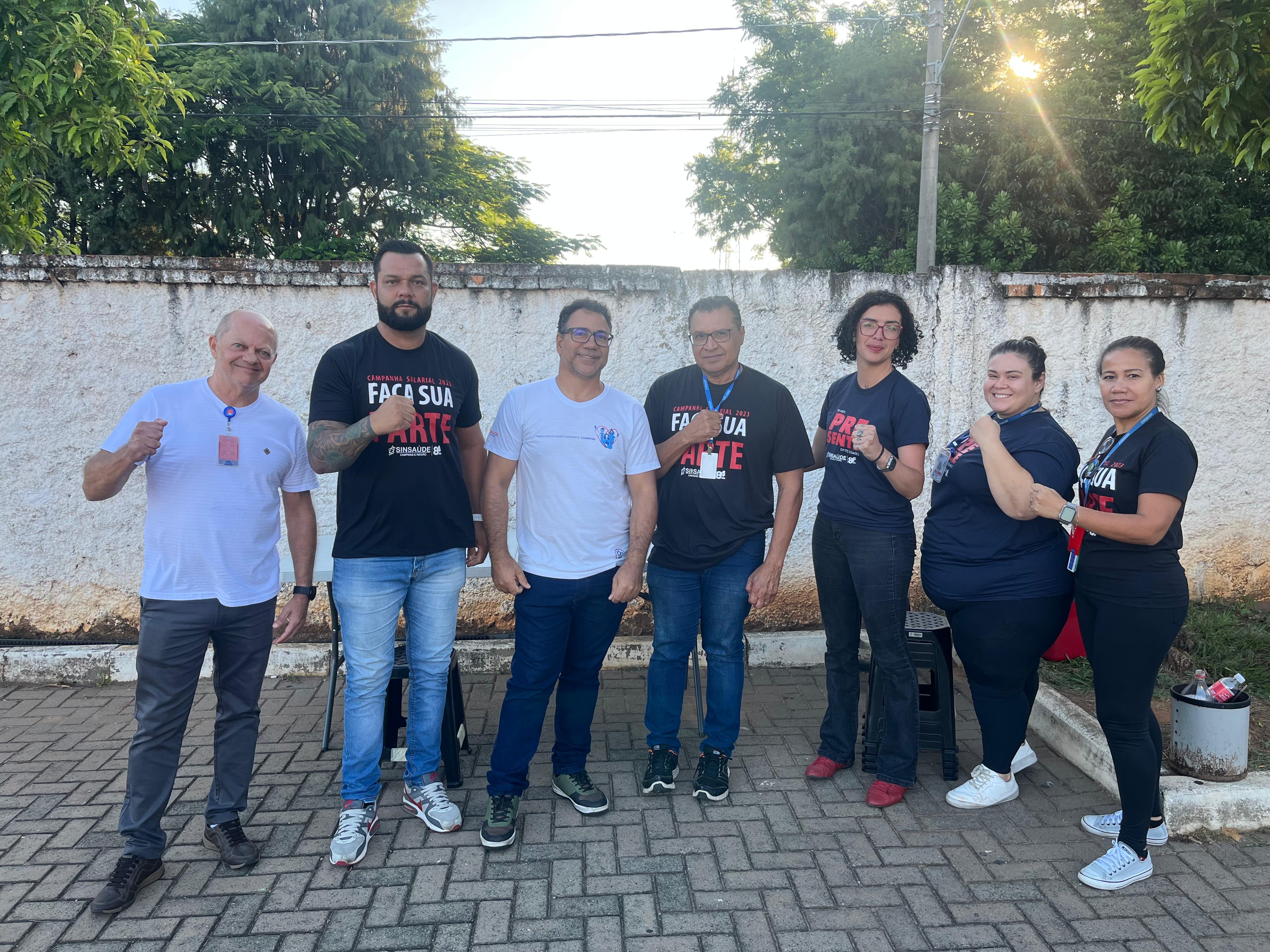 Trabalhadores da Santa Casa de Itu mobilizados para receber o pagamento de multa por atraso salarial