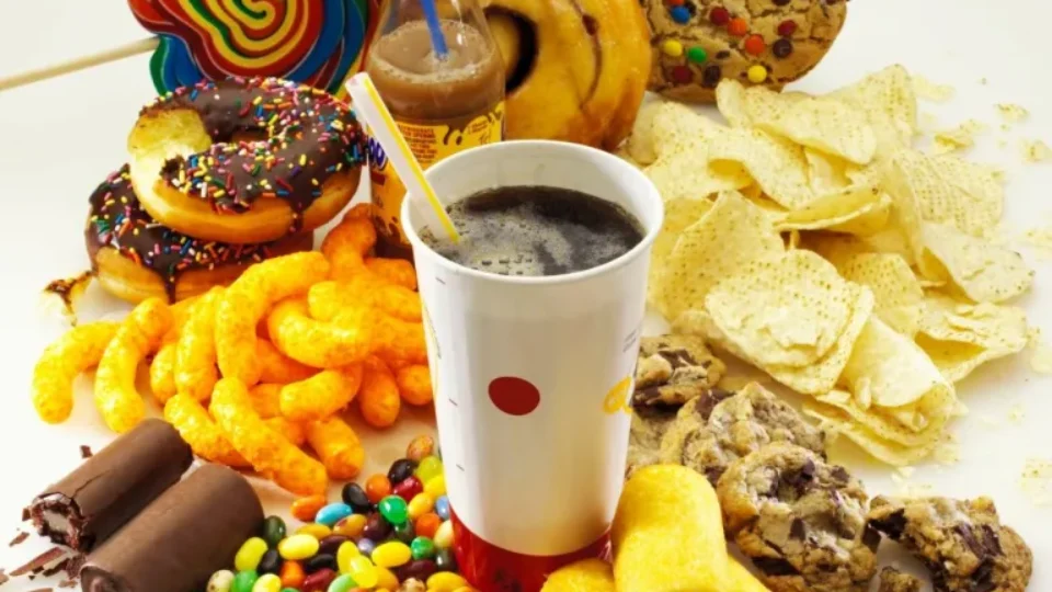  Comer ultraprocessados aumenta em 58% risco de depressão, mostra estudo