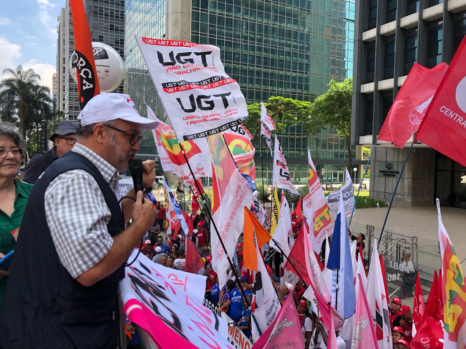 Centrais Sindicais protestam contra alta da taxa Selic na Avenida Paulista