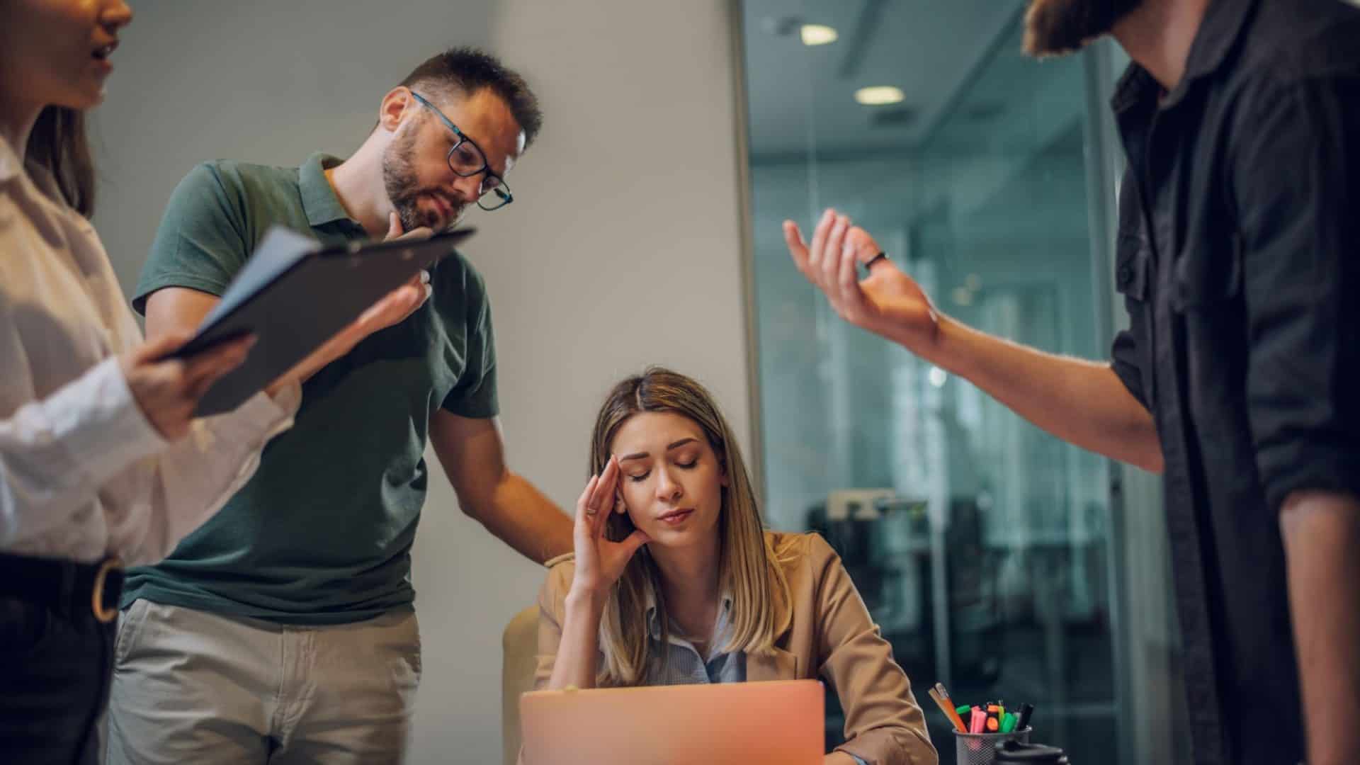 Afastamentos por saúde mental no trabalho crescem 70% no Brasil