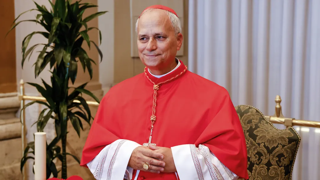 Habemus papam: fumaça branca sai da chaminé da Capela Sistina; papa é norte-americano