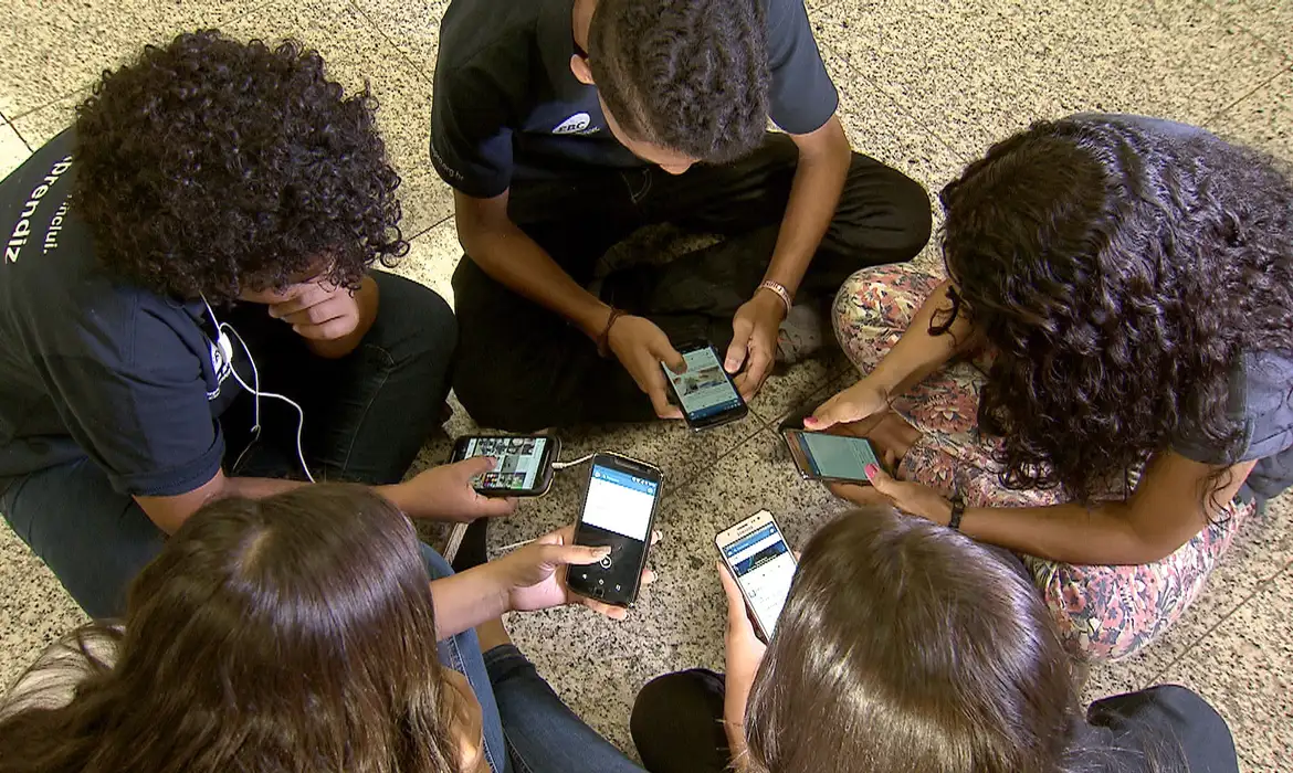  Adolescentes não têm apoio para lidar com redes sociais, diz pesquisa
