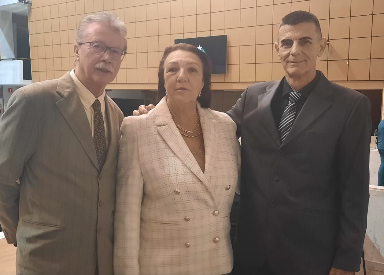 Técnico de enfermagem Irineu da Rocha recebe homenagem de deputados em sessão solene pelo Dia do Trabalhador da Saúde