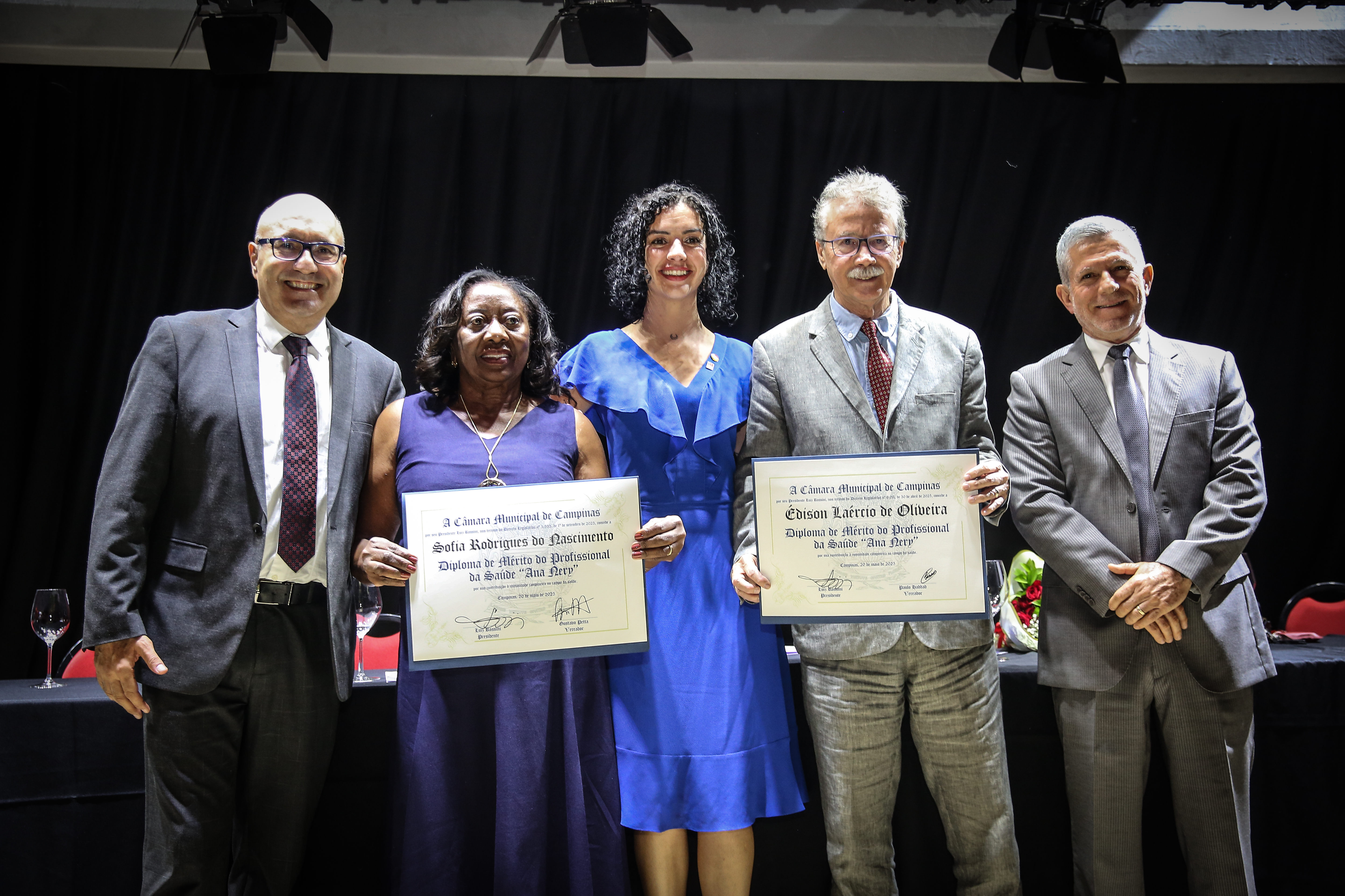  Sinsaúde homenageia trabalhadores da saúde com a entrega de diplomas de Honra ao Mérito