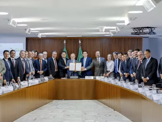  Lula assina MP que amplia isenção na conta de luz e promove mudanças no setor elétrico