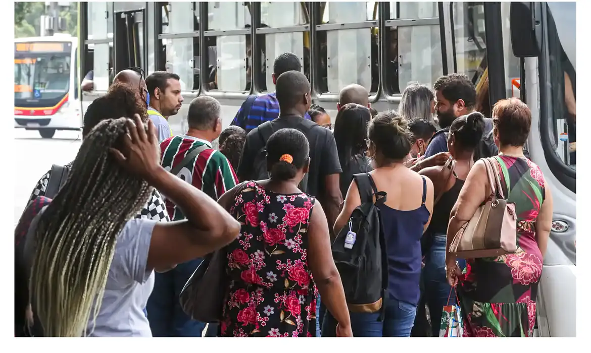 Taxa de desemprego fica em 6,6% no trimestre encerrado em abril