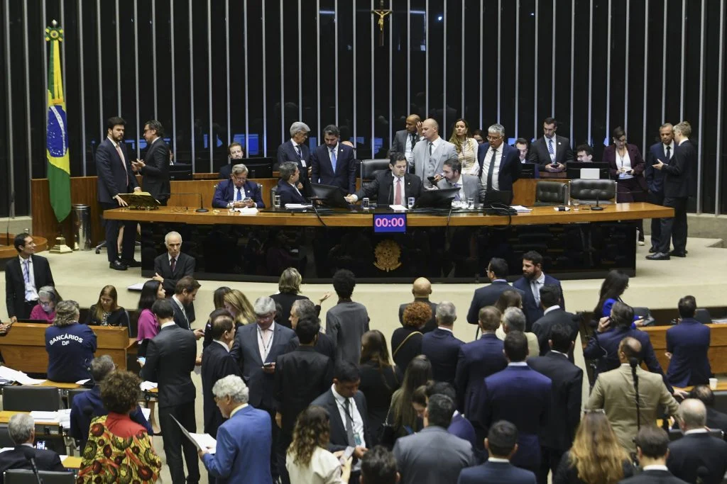 Congresso aprova usar emendas para salários de profissionais da saúde
