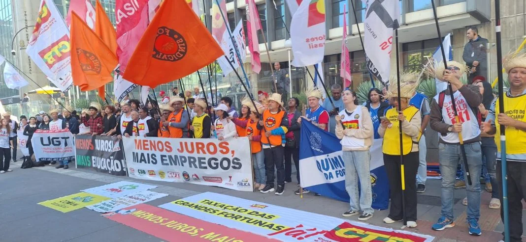 Trabalhadores e estudantes protestam contra juros abusivos