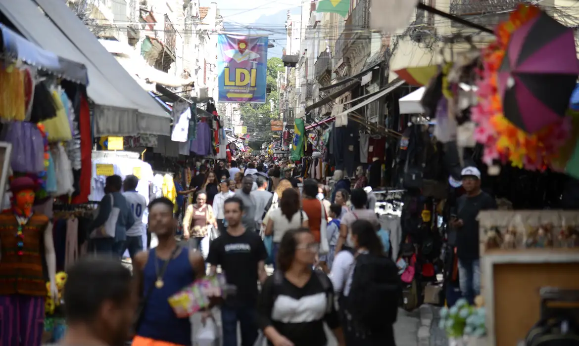 MTE adia portaria sobre trabalho aos feriados