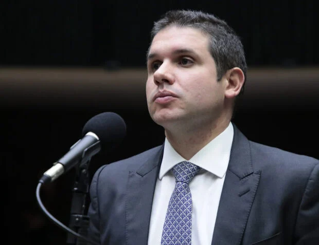 Congresso trai os mais pobres e derruba reajuste de IOF para obrigar governo a cortar recursos de saúde e educação