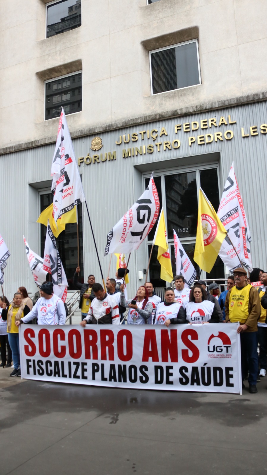 UGT e Comerciários entram com ação contra a ANS e protestam contra abusos dos planos de saúde
