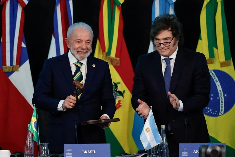Lula assume Mercosul e propõe Cúpula Sindical