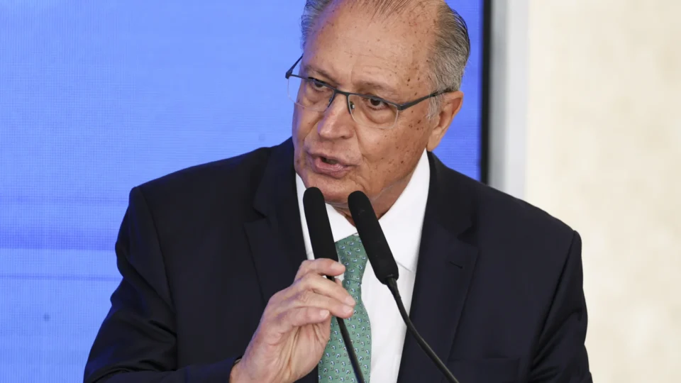  Governo deve publicar decreto de reciprocidade contra tarifa de Trump até terça, diz Alckmin