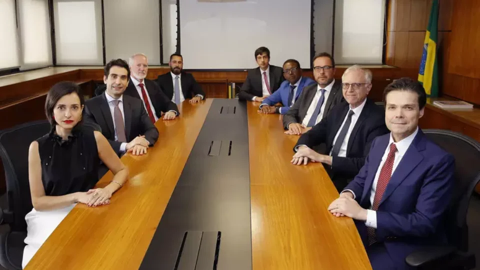 Copom mantém Selic em 15% ao ano e sinaliza juros altos por 'tempo prolongado'
