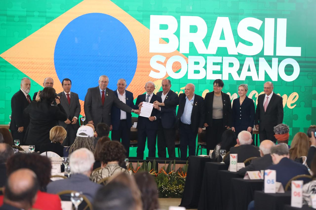 Centrais Sindicais entregam a Lula propostas para enfrentar a guerra comercial global: soberania, emprego e desenvolvimento