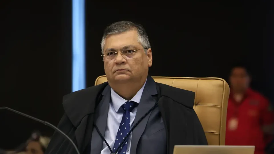  Flávio Dino manda PF investigar R$ 694 milhões em emendas pix sem plano de trabalho