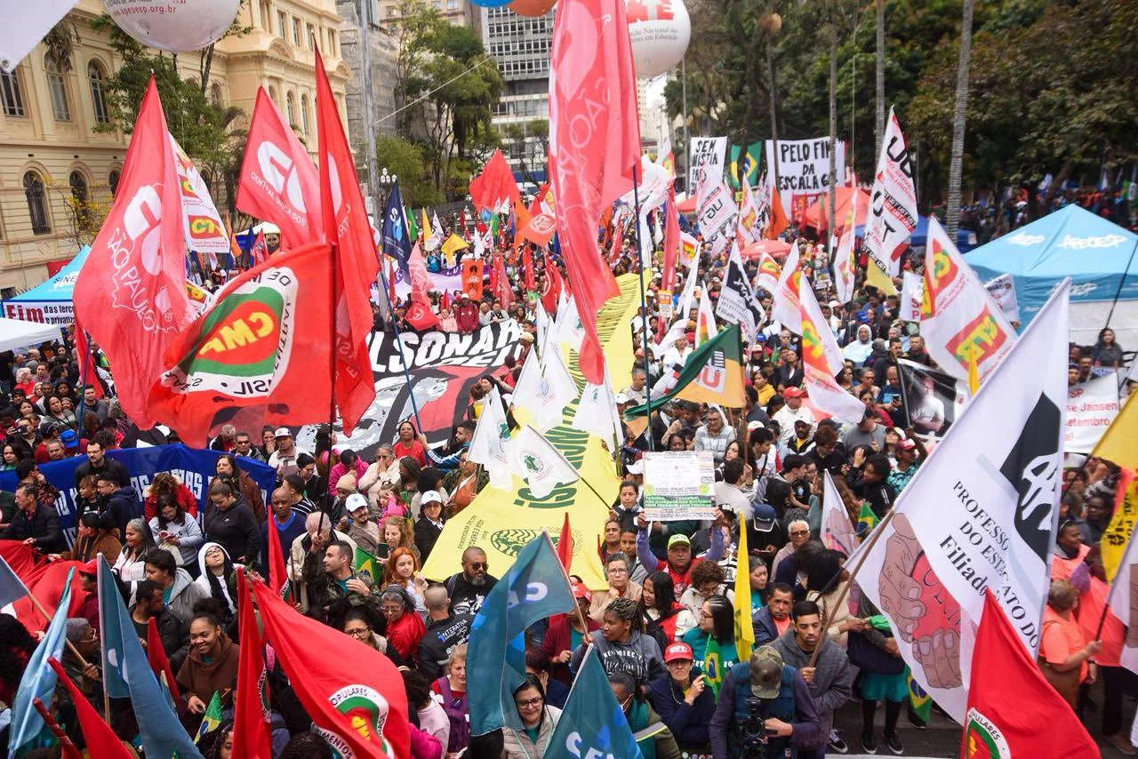 Em várias cidades, povo foi à rua para se manifestar contra anistia a golpistas