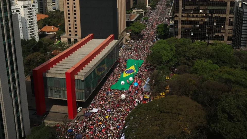 Manifestações lotam ruas do País contra PEC que blinda parlamentar que cometer crime e contra anistia