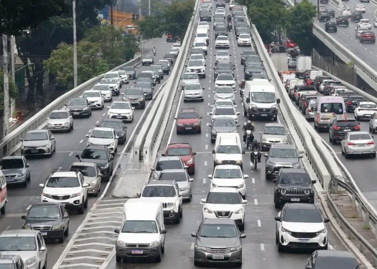 'Trânsito não é erro do planejamento da cidade, mas resultado dele', analisa geógrafo
