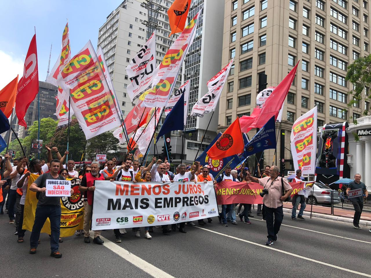  UGT e centrais sindicais realizam protesto na frente do Banco Central contra a alta dos juros