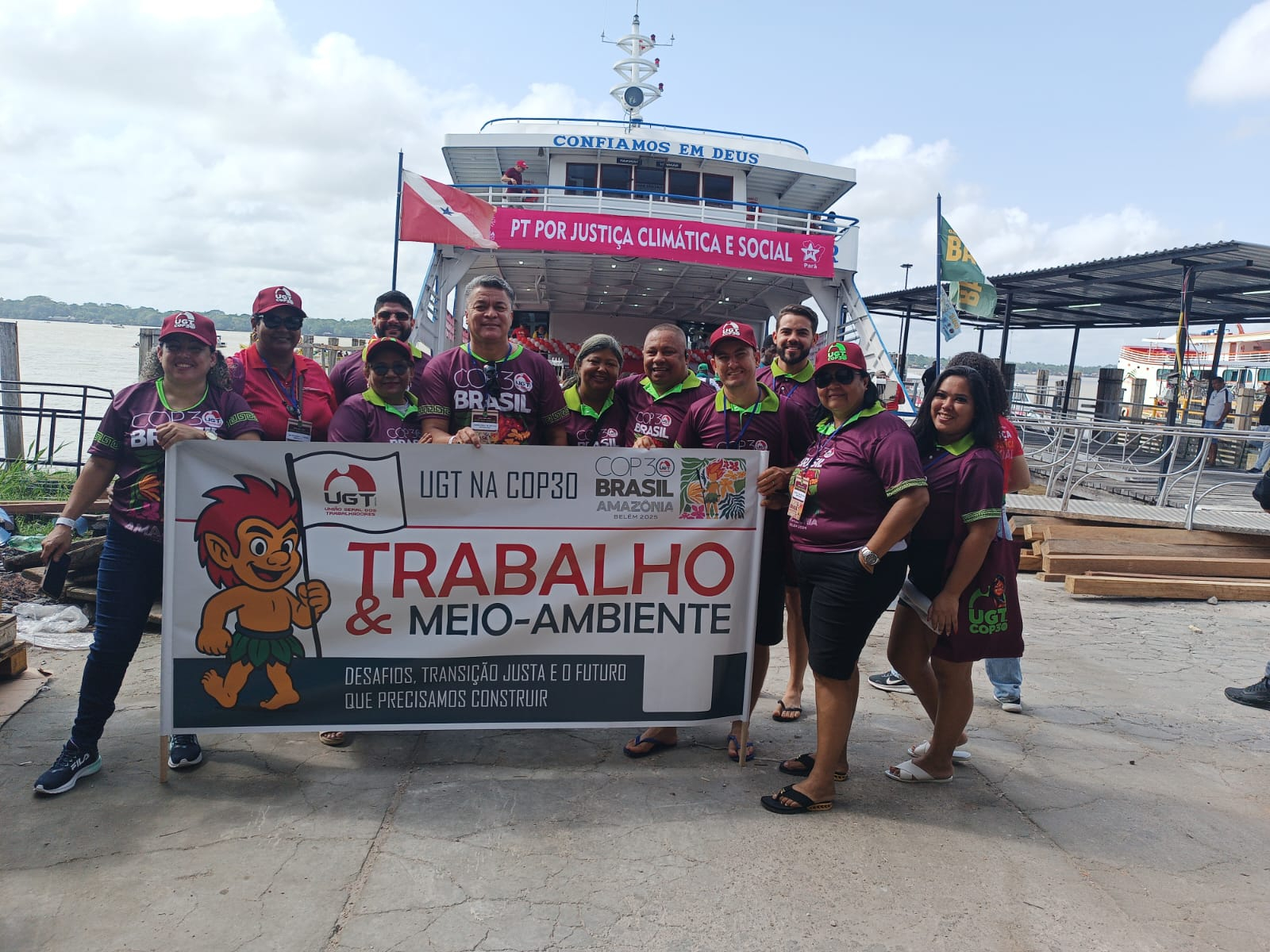 UGT na Barqueada do Rio Guamá com o Curupira gigante e defesa da sustentabilidade