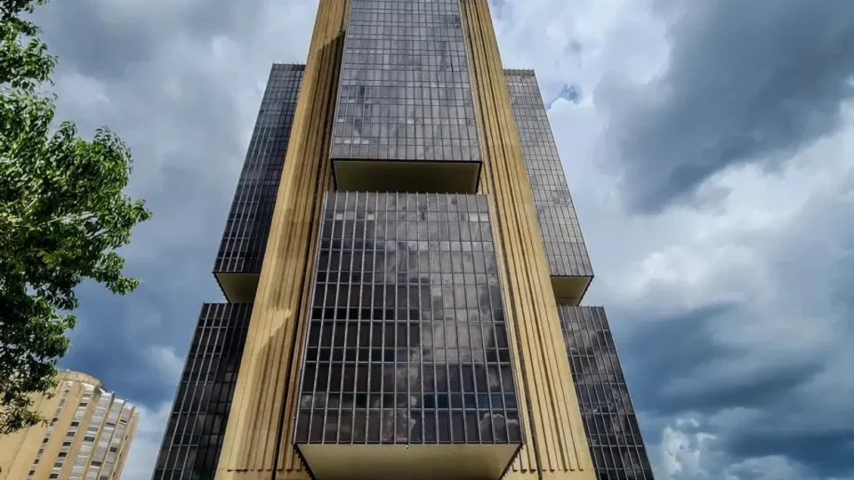 Redes sociais compradas fazem ataque coordenado ao Banco Central em defesa do Master