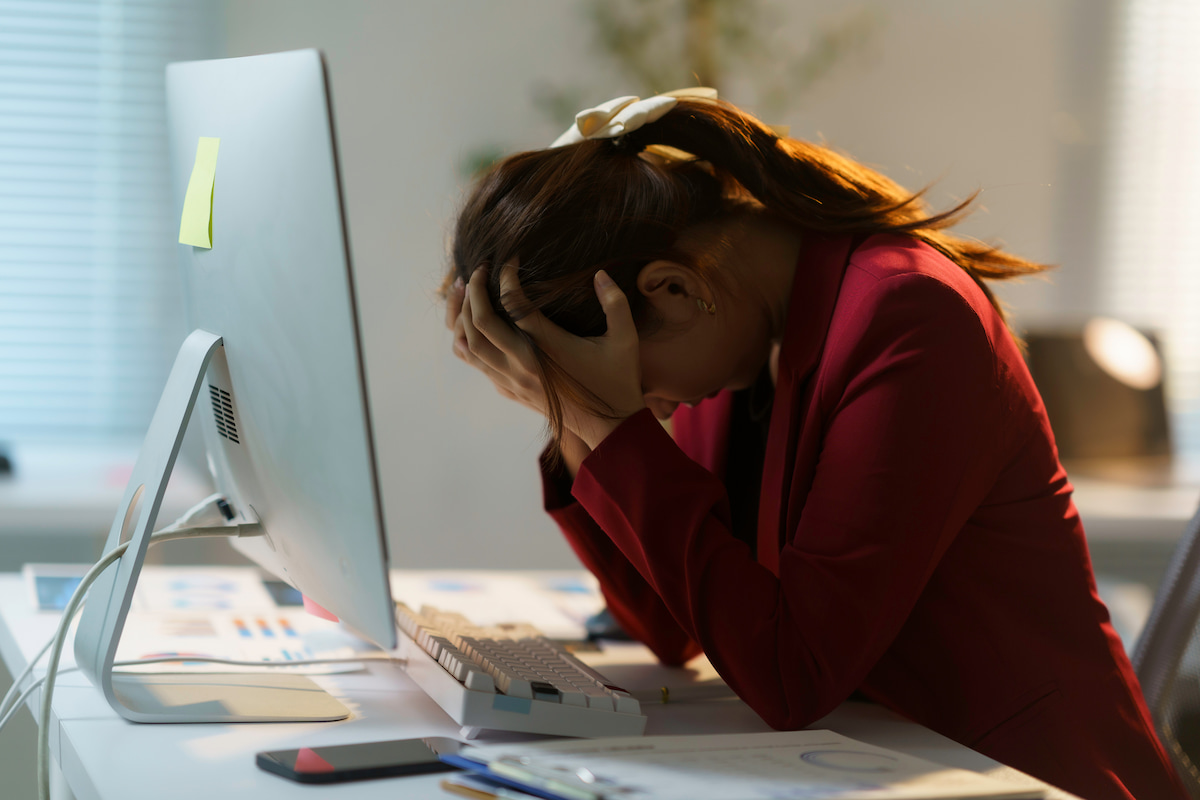 Afastamentos por burnout disparam e gastos com auxílios pressionam Previdência