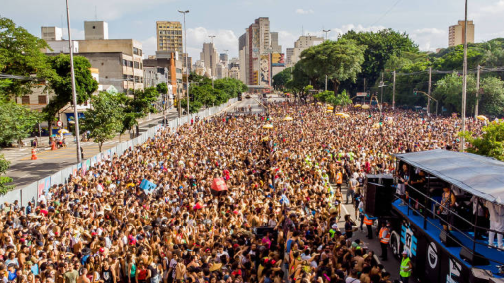 SinSaúdeSP alerta para aumento do risco de Covid-19 entre trabalhadores da saúde durante o Carnaval em São Paulo